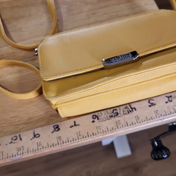 Kenneth Cole Reaction Yellow Pebbled Leather Cross Body 8" X 5" Zip - Picture 10 of 11